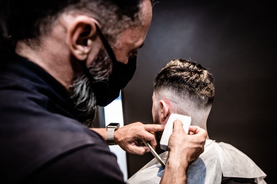 Férfi hajvágás a barber részlegen